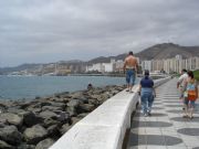 Caminando por la Avenida Maritima. Las Palmas de Gran Canaria